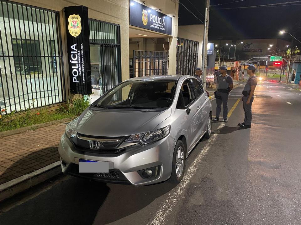 Foto 2 de 8 — Criminosos armados com faca assaltam casa no Centro de Araraquara; trio foi detido